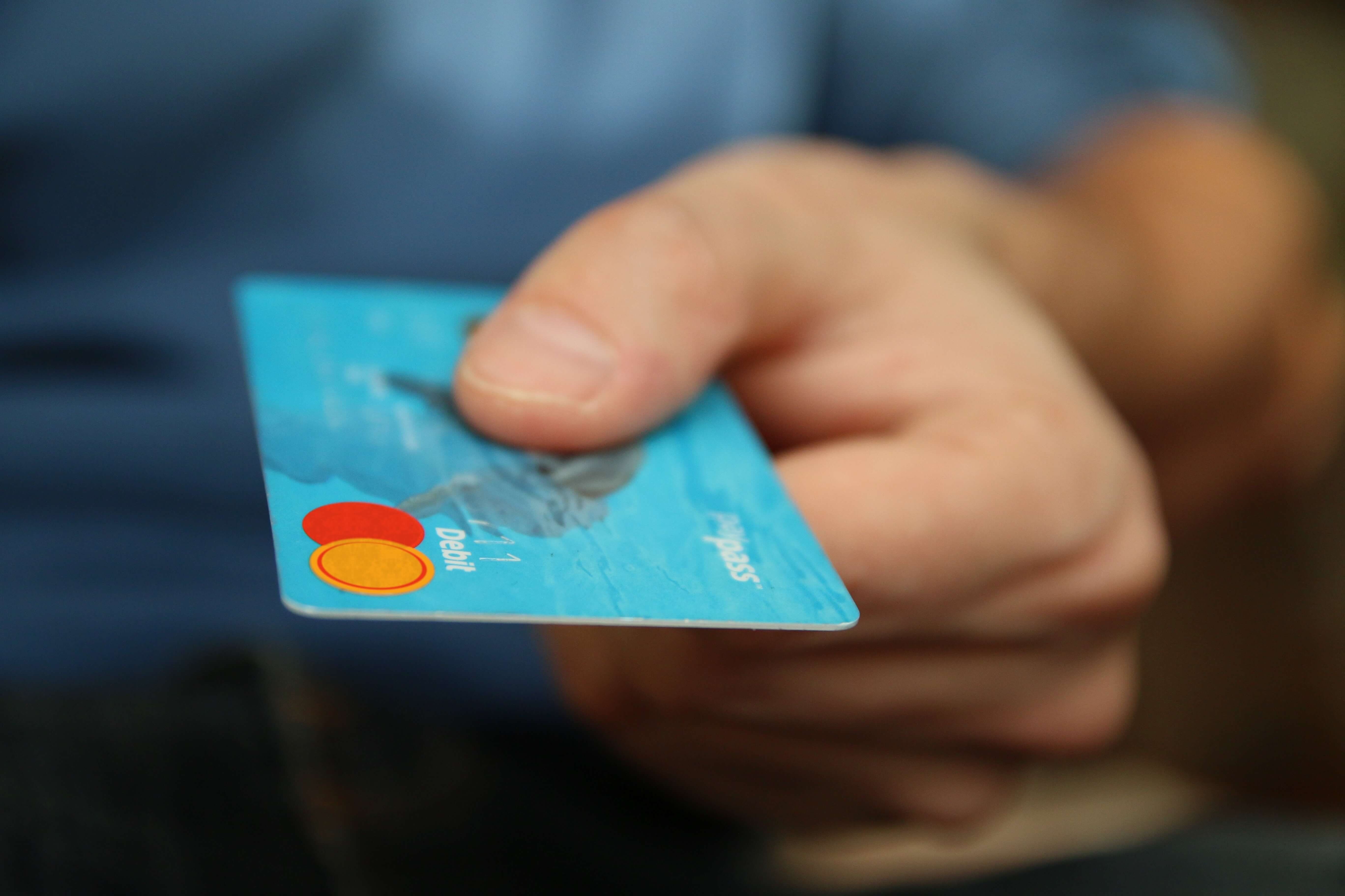 Wady i zalety karty kredytowej. Czy warto ją mieć w portfelu?